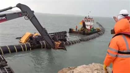 Падение экскаватора в Каспийское море попало на видео 