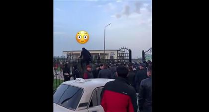  "Очередь дикая" - казахстанцы обсуждают видео, на котором люди перелезают через забор, чтобы сдать экзамен на права