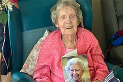 100-летняя женщина назвала спокойствие причиной своего долголетия
