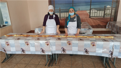 Казахстанские осуждённые сделали трёхметровую сосиску в тесте