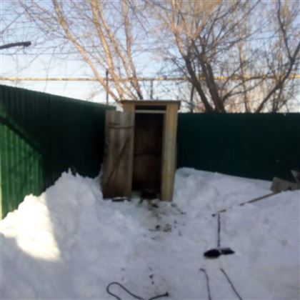Мужчина в Уральске едва не погиб, провалившись в уличный туалет