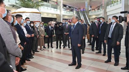 Президент Казахстана посетил ТРЦ, пострадавший в ходе январских беспорядков