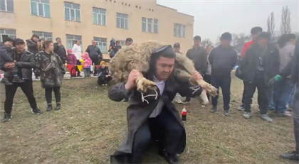  Казахстанцев восхитил аким, который 50 раз присел с бараном на плечах