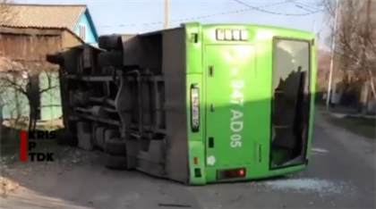В Алматинской области автобус перевернулся на бок - есть пострадавшие