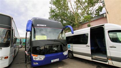 В Актобе не могут возобновить автобусные перевозки в Россию из-за нехватки машин