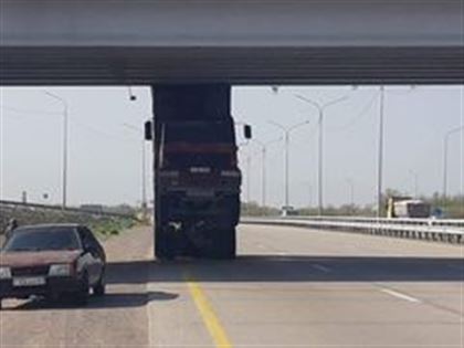 Грузовик зацепил дорожный мост на Капшагайской трассе