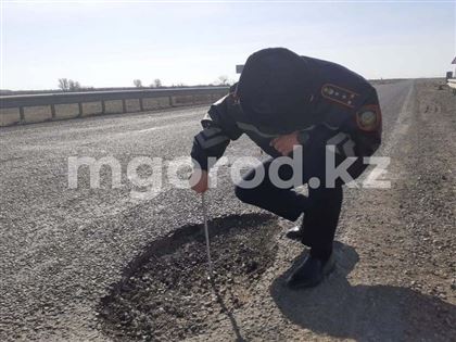 Двух чиновников оштрафовали за плохие дороги в Атырауской области