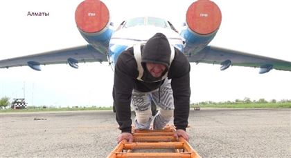 Алматинский силач сдвинул с места самолет и попал в Книгу рекордов