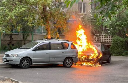 В одном из алматинских дворов загорелся автомобиль