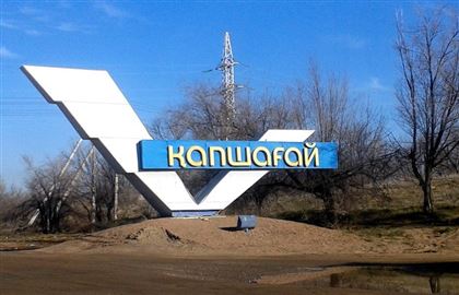 Город Капшагай официально переименовали в Қонаев