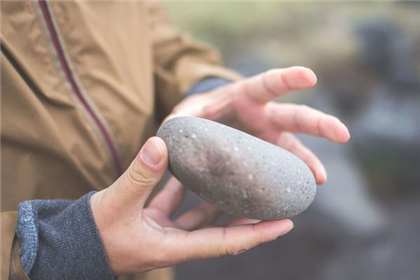 Житель Есика жалуется на то, что в Алматинской области забрасывают камнями машины