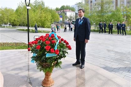 Спикер Мажилиса Ерлан Кошанов возложил цветы к памятнику Талгату Бигельдинову