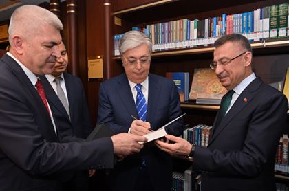 Касым-Жомарт Токаев передал исторические книги в фонд Президентской национальной библиотеки Турции