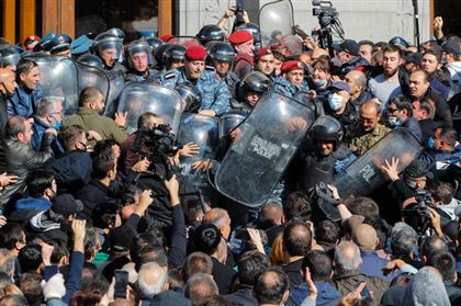 В центре Еревана сторонники оппозиции блокировали здание мэрии