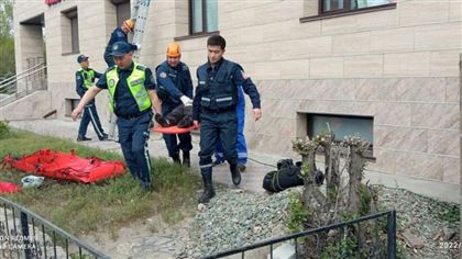 В Павлодаре женщина выпала из окна девятого этажа