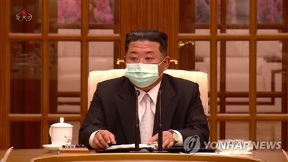 Ким Чен Ын впервые появился на публике в маске