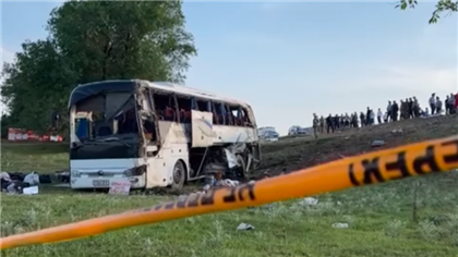 В Жамбылской области в ДТП попал автобус с иностранцами, двое погибли