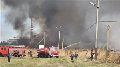 Пожар произошел недалеко от нефтебазы в Петропавловске