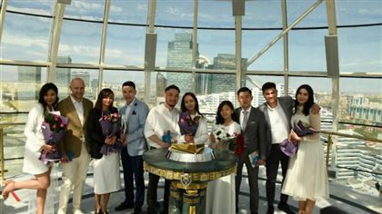 15 пар поженились на вершине "Байтерека" в День семьи