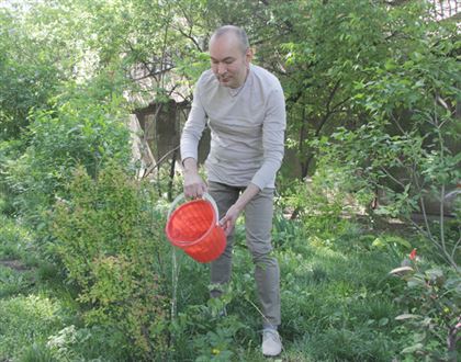 Пустующую полосу под окнами своего дома в Алматы певец превратил в цветущий сад