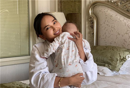 "Сиди дома" - казахстанскую певицу раскритиковали за то, что она вышла на работу после рождения ребенка