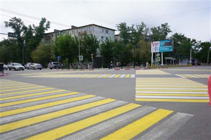 В Костанае на одной из дорог появилась диагональная пешеходная разметка