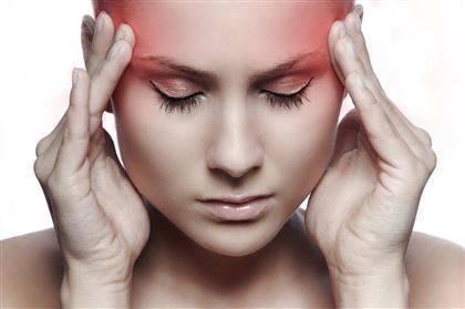 Как снять головную боль при низком или высоком давлении, рассказала врач