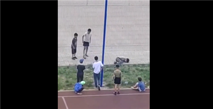 "Применил удушающий приём" - видео жестокой драки двух детей шокировало казахстанцев