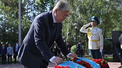 Глава государства возложил цветы в память о погибших в период политических репрессий и голода