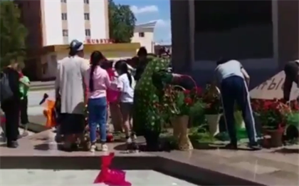 "Позор, дикари, ничего святого" - в Таразе семьи с детьми разобрали цветы с мемориала 