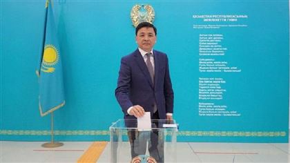Аким Нур-Султана Алтай Кульгинов проголосовал на референдуме