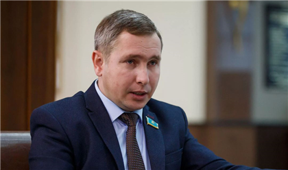 Русский депутат рассказал, как знание казахского помогло ему в карьере