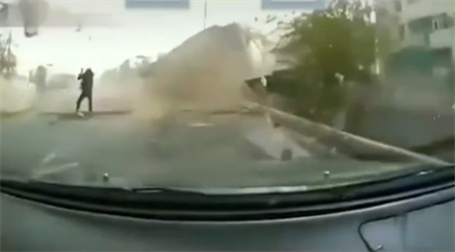 Мужчина чудом спасся от рухнувшего сверху билборда - видео