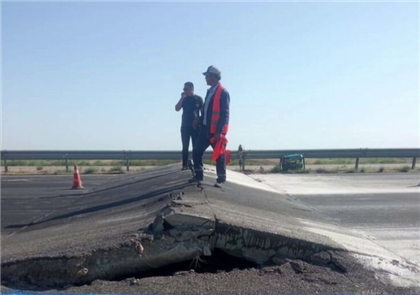 Бетонные плиты поднялись на платной дороге на юге Казахстана