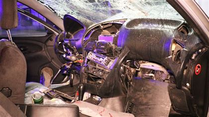 В Актау водитель врезался в светофор, пострадала беременная женщина