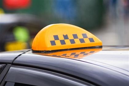 В Павлодаре мужчина кирпичом разбил лобовое стекло такси