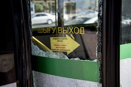 Автокран столкнулся с автобусом в Алматы
