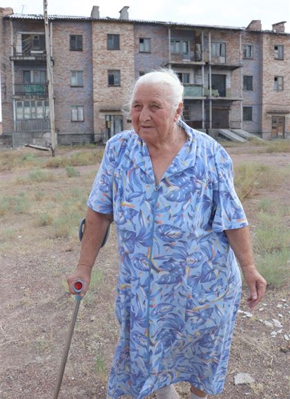 "Все ждут, чтобы я быстрее крякнула": пенсионерка из полуразрушенного дома поселка Мирный