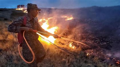 Более 200 человек тушат сильный пожар в Карагандинской области