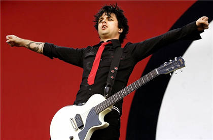 Музыкант из группы Green Day заявил, что откажется от гражданства США