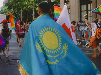 Казахстанский продюсер принял участие в гей-параде в Нью-Йорке