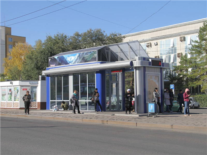 В Усть-Каменогорске автобусные остановки упали на школьниц