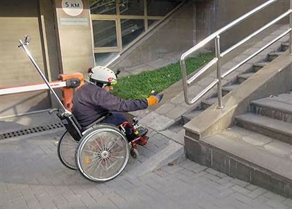 Каково это – быть пешеходом с инвалидностью в самом большом городе Казахстана