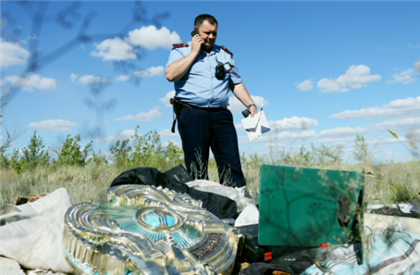 В Павлодаре обнаружили государственные символы среди мусора