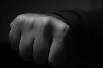 Казахстанка получила кулаком в лицо за отказ познакомиться с мужчиной: агрессор не попадет в тюрьму