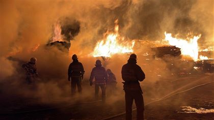 Один из строительных рынков горел ночью в Алматы 