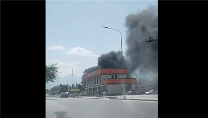 Над Алматы клубится чёрный дым из-за пожара - видео
