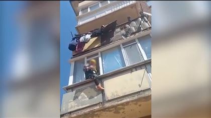 Пенсионерка Степногорска пыталась спрыгнуть со второго этажа