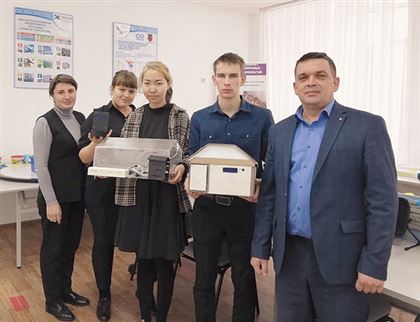 Школьница из Казахстана разработала "умную" теплицу