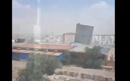 В Балхаше ветер сорвал крыши со стадиона "Металлург" и еще нескольких зданий